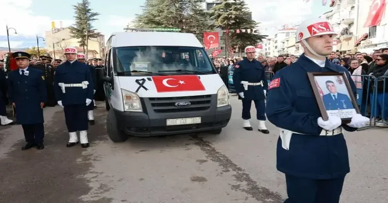 Şehit astsubayın eşi evladını sakinleştirdi: Başını dik tut...