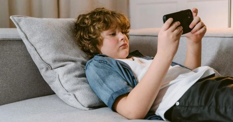 Akran Zorbalığı Komisyonu’ndan 13 yaş altına akıllı telefon yasağı önerisi