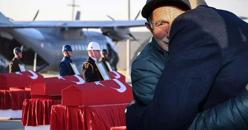 Türkiye, 20 şehidini uğurluyor! Törende yürek yakan görüntü