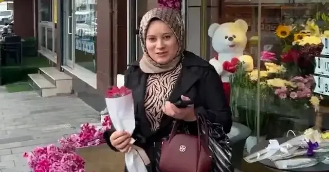 Arnavutköy de kadınlara çiçek sürprizi: Uzun zamandır çiçek almadıysanız... VİDEO İZLE