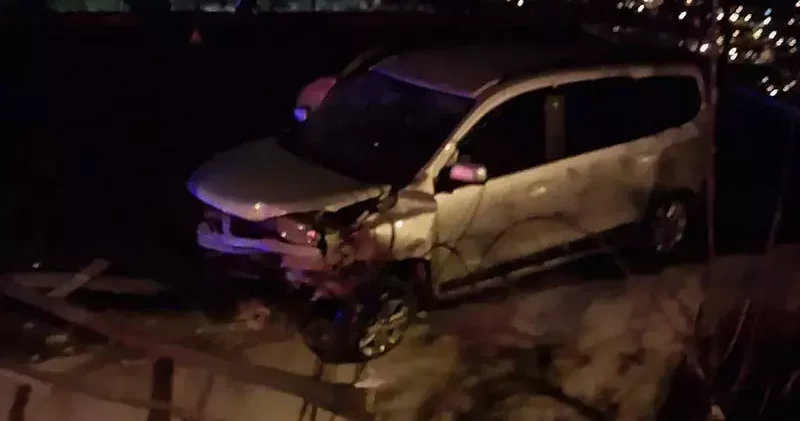 Virajı alamayan otomobil, evin damına düştü: 4 yaralı