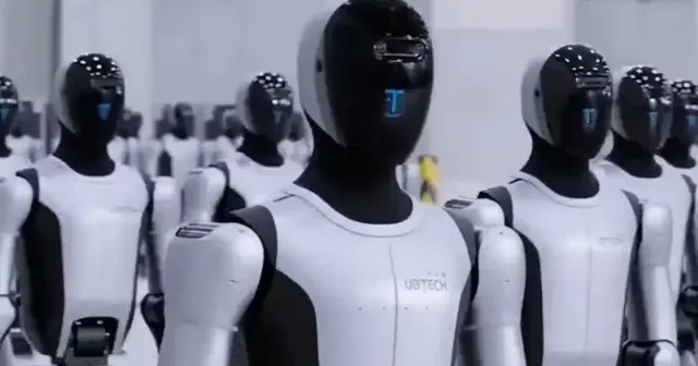 Çin kendini şarj edebilen insansı robotlarını sergiledi VİDEO İZLE