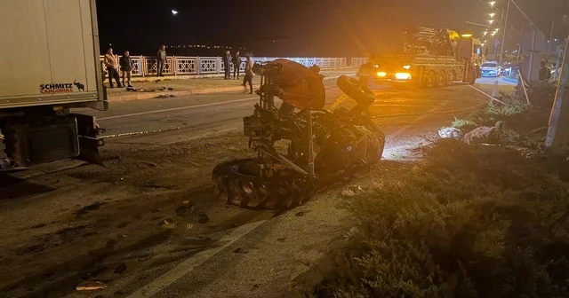 Çanakkale de tırla çarpışan traktördeki karı koca öldü Çanakkale Haberleri