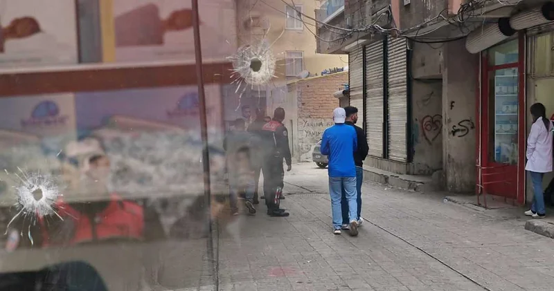 Diyarbakır da dükkana güpegündüz kurşun yağdırdılar!