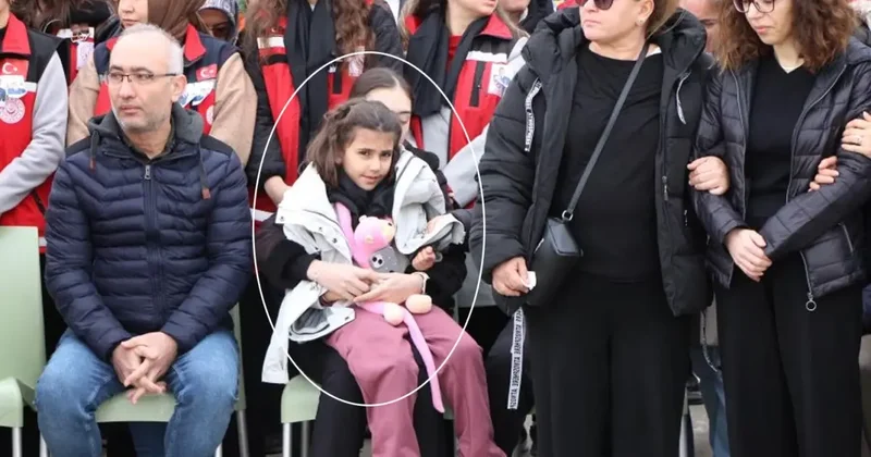 Şehit babasını oyuncağına sarılarak bekledi