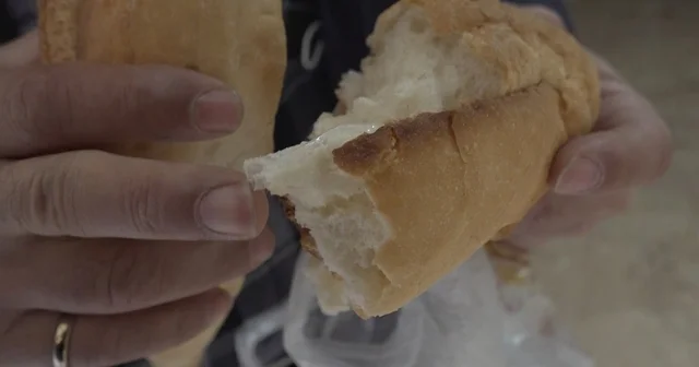 Aldığı ekmeğin içinden çıkan poşet parçası ile şok oldu Yücel Aydın: İştahlı bir şekilde sofraya oturdum, iştahsız hâlde kalktım Ekmeği ilk böldüğümde içinde plastik cisim vardı Eskişehir Haberleri