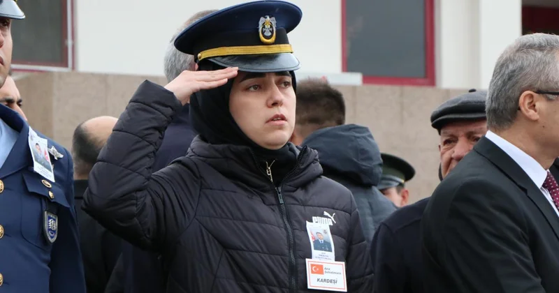 Şehit ağabeyinin cenazesini asker selamıyla karşıladı