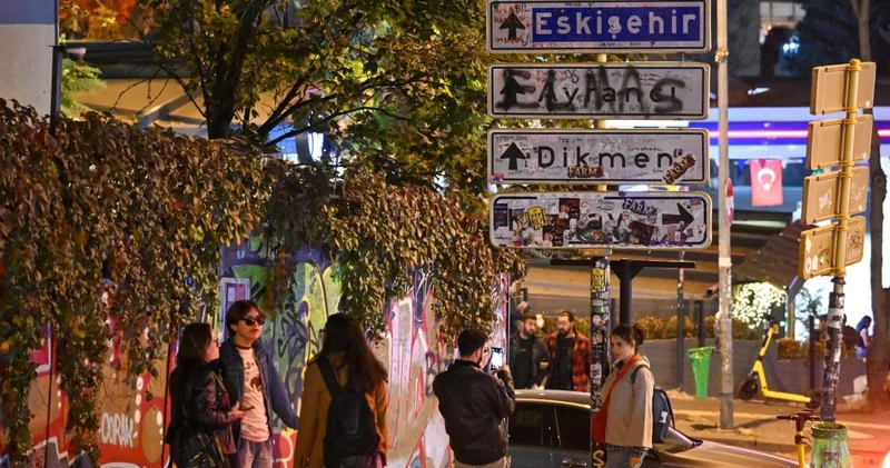 Ankara daki tabela akımını eleştirenler bir de bu gözle bakın! Gençler konuştu Paramız yok her şey pahalı dedi