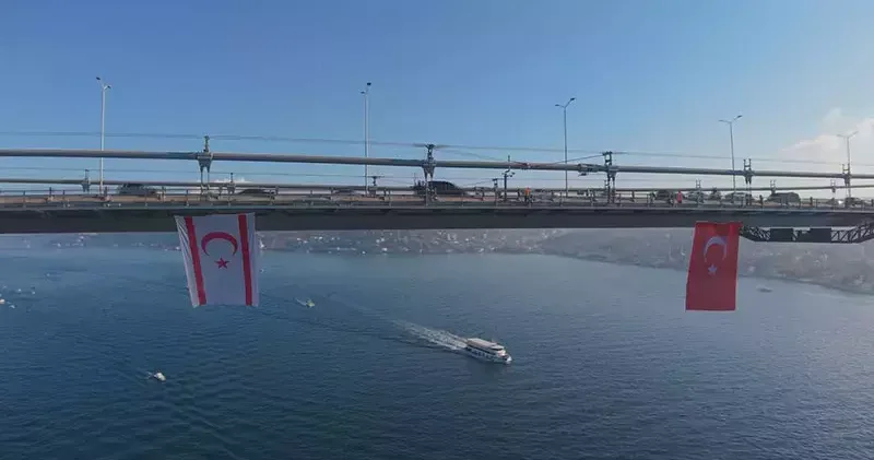 Şehitler Köprüsü ne, kuruluşunun 42 nci yılını kutlayan KKTC bayrağı asıldı