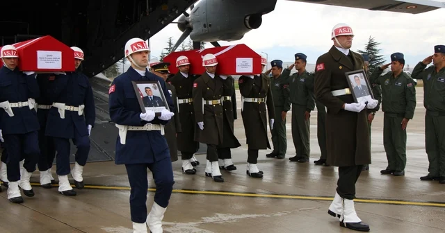 Şehit babasını oyuncağına sarılarak bekledi Uçak kazası şehitleri Kaplan ve İbbiği nin cenazeleri Amasya da törenle karşılandı Amasya Haberleri