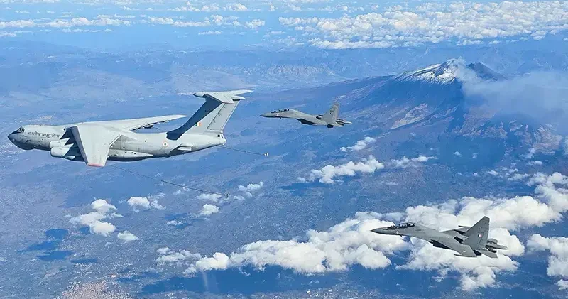 Hindistan da orduya ait eğitim uçağı düştü