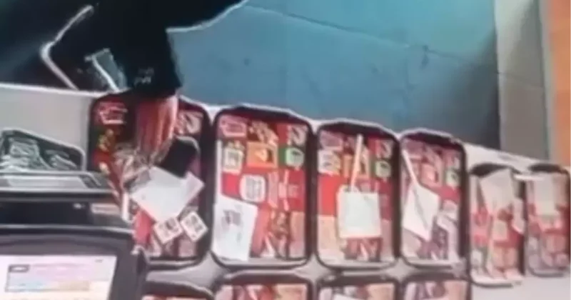 Restoranda yemek tepsisindeki cep telefonunu çaldı