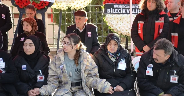 Bilecikli şehidin evinde helallik alınırken kardeşi abisinin üniformasını giydi Bilecik Haberleri