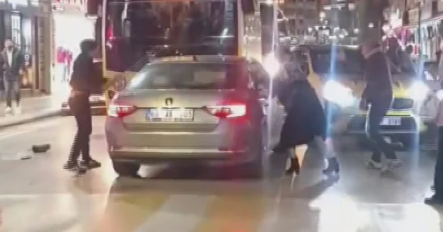 Ters yöne girip, 2 yayaya, iş yerine ve araçlara çarpan alkollü sürücü, darbedildi ; olay anı kamerada Aksaray Haberleri