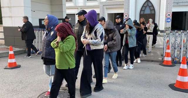 Sahte bungalov çetesine dev operasyon: Hesaplarında 35 milyon TL hareketlilik tespit edildi Kocaeli merkezli 11 ilde sahte bungalov operasyonu: 37 gözaltı Kocaeli Haberleri