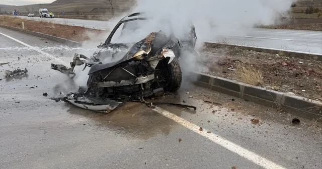 Kayganlaşan yolda kaza yaptı, otomobil alev aldı Tokat Haberleri