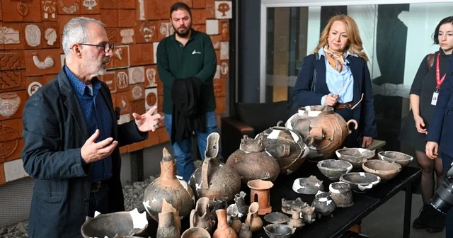 İzmir in 8 bin 500 yıllık kalbinde yeni keşifler Bornova Yassıtepe de kadın figürü ve 5 bin yıllık kaplar gün yüzüne çıktı İzmir Haberleri