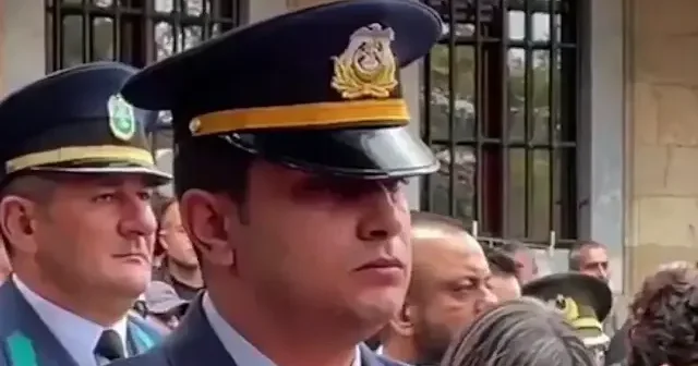 Silah arkadaşına gözyaşıyla veda VİDEO İZLE