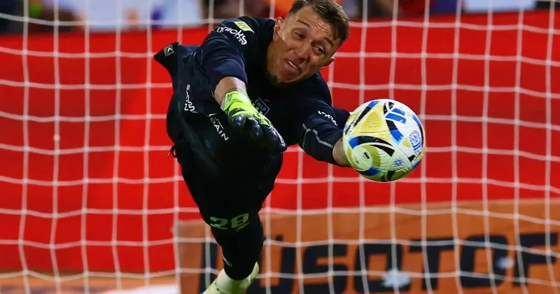 İki penaltı kurtaran Muslera Estudiantes i şampiyon yaptı