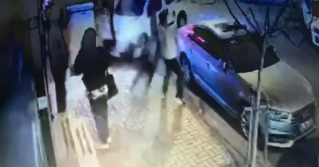 Kaza sırasında savrulan motosiklet sürücüsü yayaya çarptı; o anlar kamerada Tekirdağ Haberleri