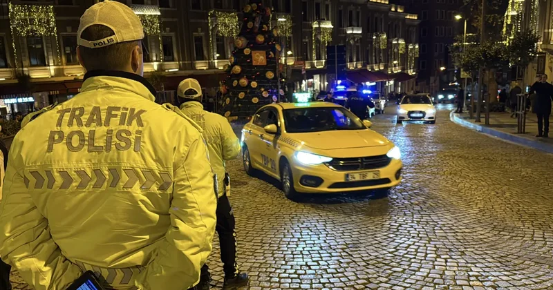 Yüksek sesli müzik açan trafik magandaları polise yakalandı