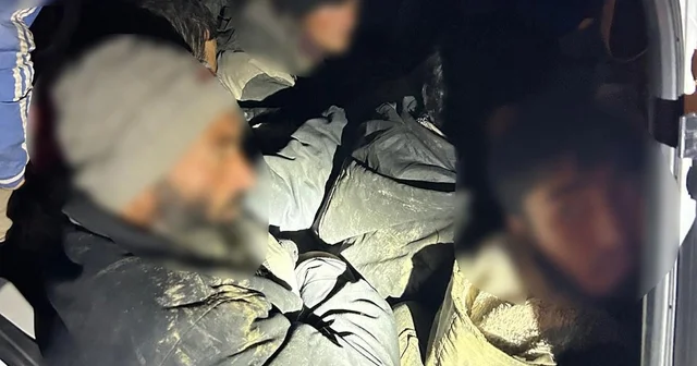 Durdurulan hafif ticari araçtan 12 kaçak göçmen çıktı Iğdır Haberleri