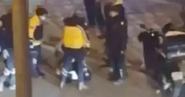 Eskişehir de seyir halindeyken motosikletten düşen kurye yaralandı VİDEO İZLE