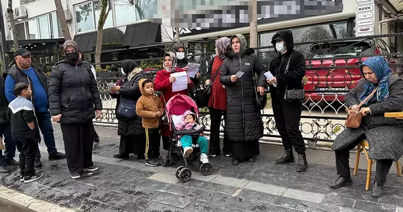 Birikimlerini emanet ettikleri kuyumcunun evinin önünde eylem yaptılar
