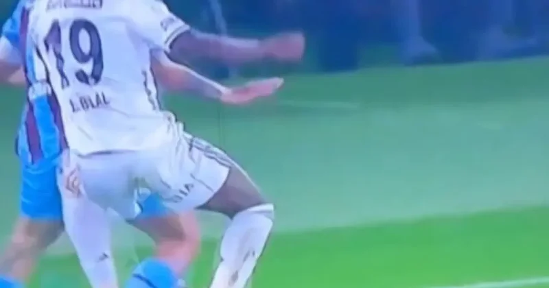 Dev maçta kırmızı kart! Hakem VAR a gidip verdi