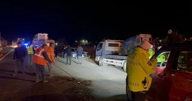 Kayseri de kaza üstüne kaza: 1 i ağır 7 yaralı Yolcu otobüsü ile tırın çarpıştığı kazaya müdahale etmek isteyen jandarma astsubaya da arkadan gelen otomobil çarptı Kayseri Haberleri