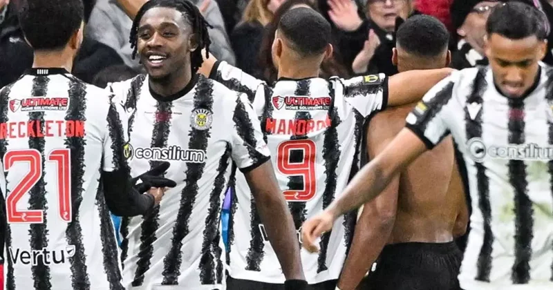 80 bin nüfuslu bir kasabanın takımı St. Mirren, Celtic i yenerek şampiyon oldu