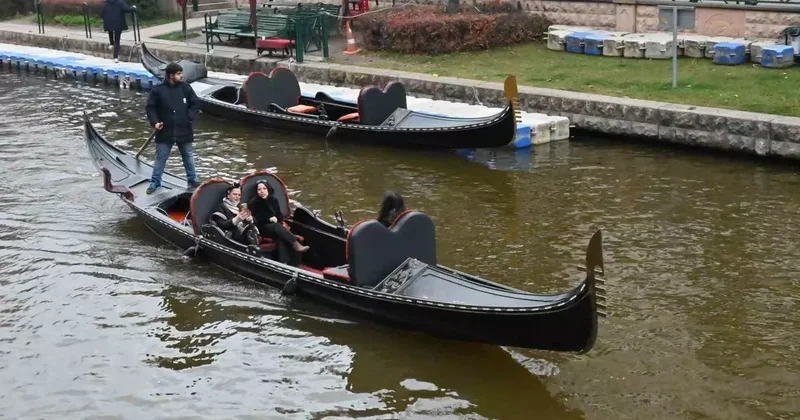 Dondurucu soğuklara rağmen gondol keyfi Eskişehir’in gezi rutininden çıkmadı