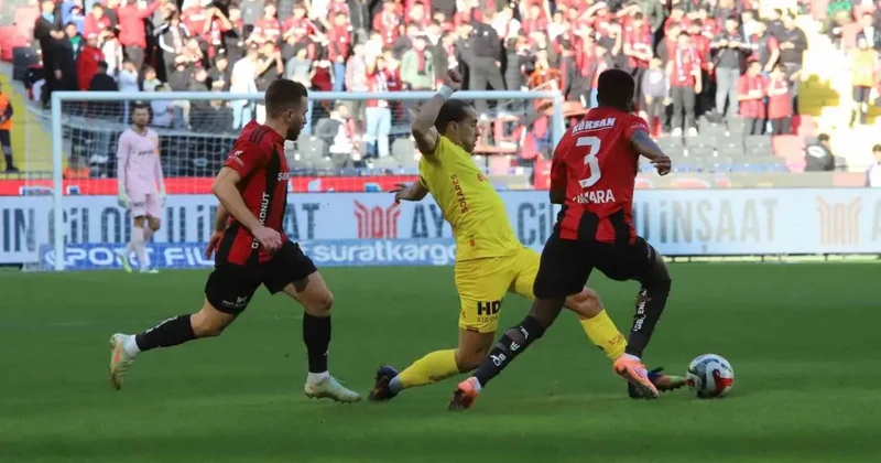Gaziantep FK, penaltıyı kaçırdı! Göztepe 3 puanı ikinci yarıda kaptı