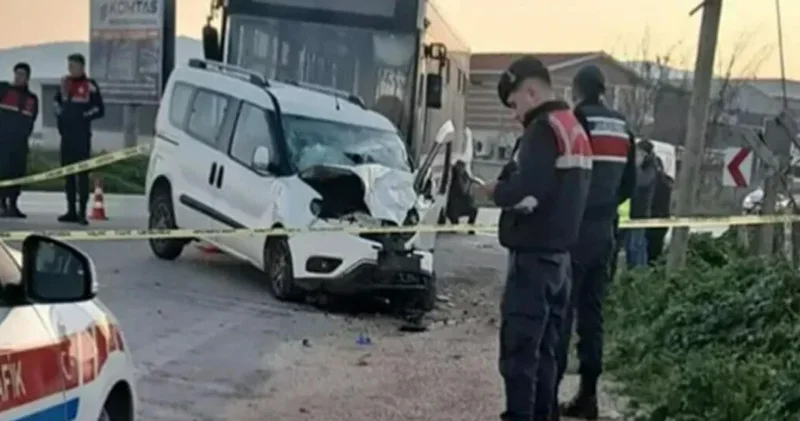 İşe giderken canından oldu: Belediye otobüsü ile hafif ticari araç çarpıştı