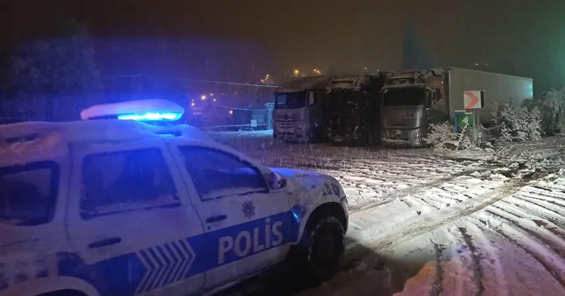 Ilgar Geçidi kar nedeniyle kapandı, araçlar yolda kaldı