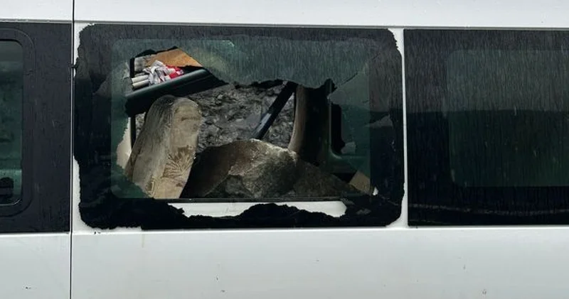 Son dakika: Artvin de yamaçtan kopan parça minibüse düştü Son dakika haberleri