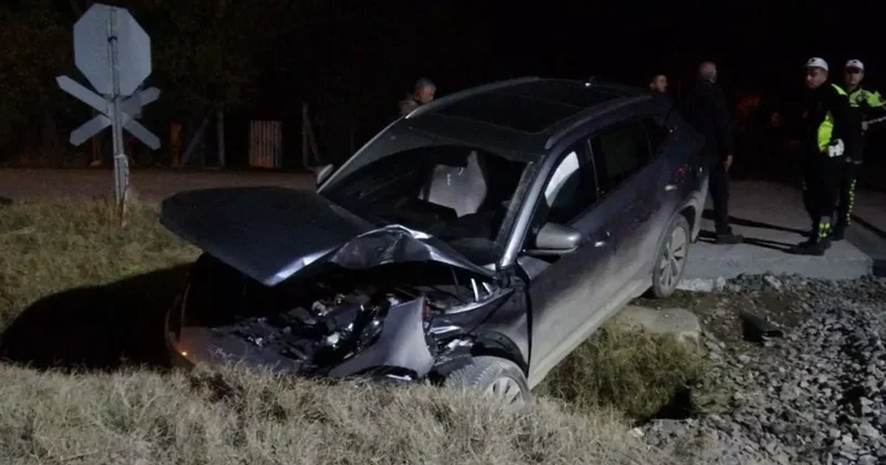 Malatya da yük treni hemzemin geçitte otomobile çarptı: 5 yaralı