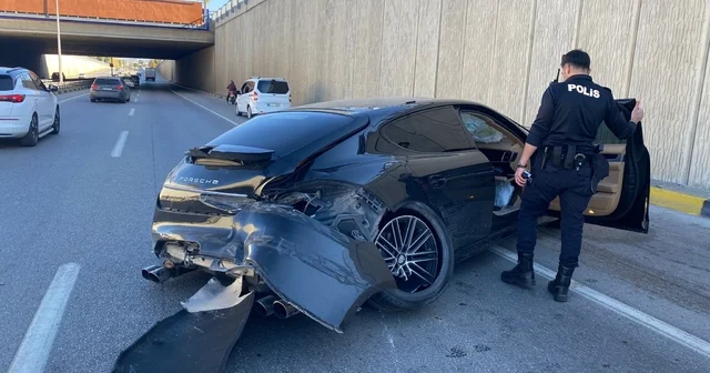 Lüks otomobil önce bir araca sonra alt geçit duvarına çarptı: 1 yaralı Antalya Haberleri