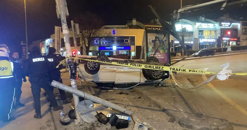 Ankara da otomobil, motosiklete ve sinyalizasyon direğine çarpıp takla attı; 4 yaralı