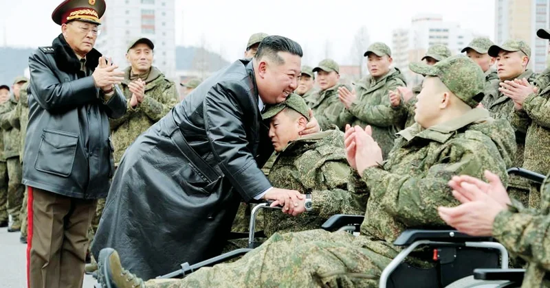 Kim’den Rusya’dan dönen askerlere nişan