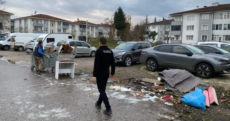 Düzce de çevreyi kirleten kişiye kirlettiği alan temizlettirildi Son dakika haberleri