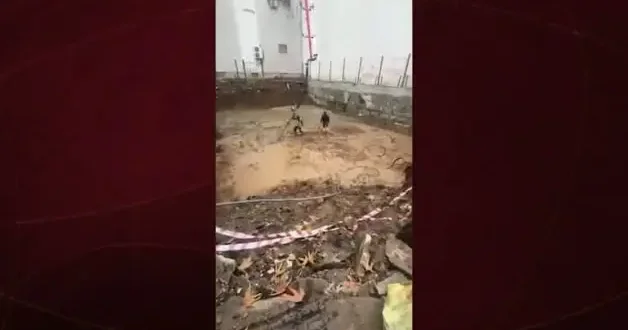 Felakete davetiye! Su dolu temele beton döktüler