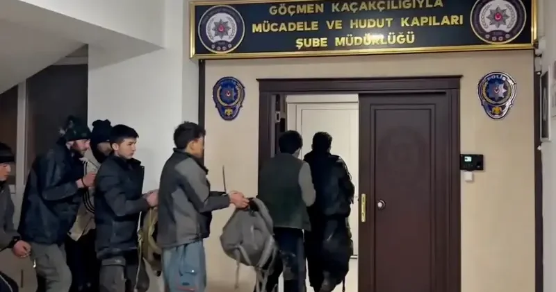 Termal kameralar ve insansız hava araçlarıyla tespit edildiler: Ağrı Dağı kırsalında düzensiz göçmen operasyonu Gündem Haberleri