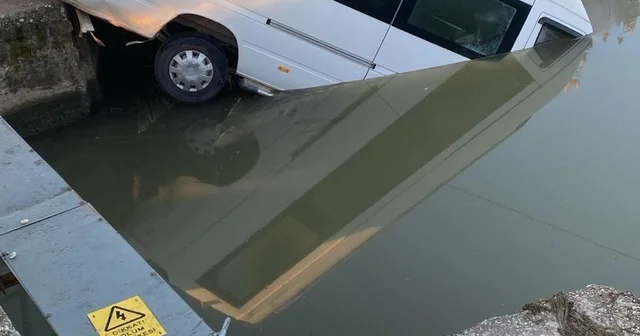 Antalya da minibüs sulama kanalına uçtu Sürücünün kendi imkanlarıyla çıkıp aracı terk ettiği öğrenildi Antalya Haberleri