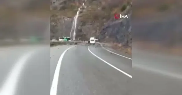Minibüsün üzerine dev kayalar düştü, 3 kişi şans eseri kurtuldu