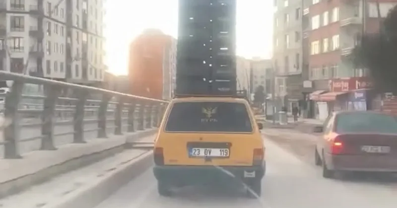 Otomobilin tavanında sebze kasaları taşıdı, trafiği tehlikeye attı