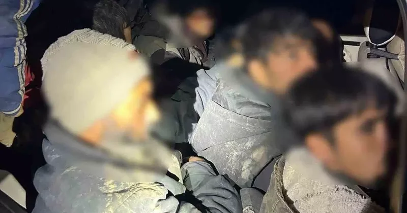 Iğdır’da bir araçta 12 düzensiz göçmen ve 2 organizatör yakalandı