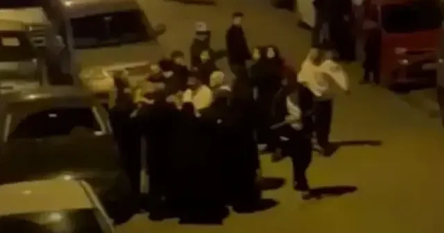 Esenyurt’ta çocuklar arasında çıkan kavgaya aileler dahil oldu: Ortalık savaş alanına döndü VİDEO İZLE