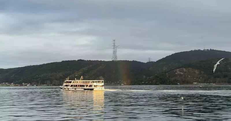 İstanbul Boğazı’nda gökkuşağı şöleni