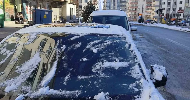 Hakkari’de araç camları buz tuttu